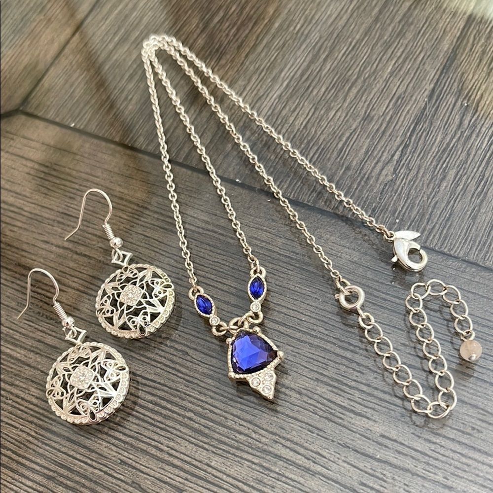 Avon 2015 Royal Knights Necklace Elegant Silver and Blue Jewelry Set